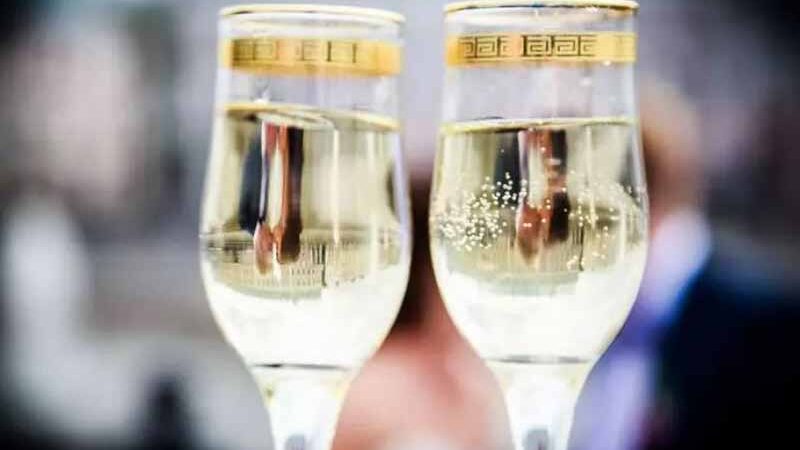 Як швидко впоратися з похміллям: експерти розкрили 3 способи