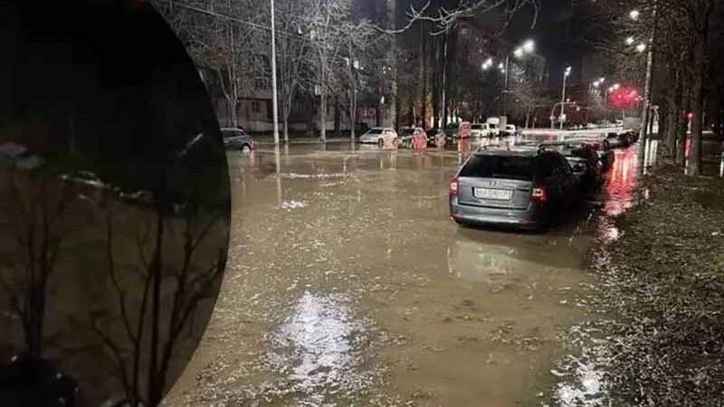 У столиці прорвало каналізацію: столицею пливуть нечистоти