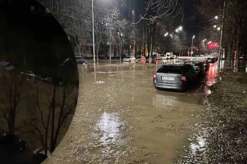 У столиці прорвало каналізацію: столицею пливуть нечистоти