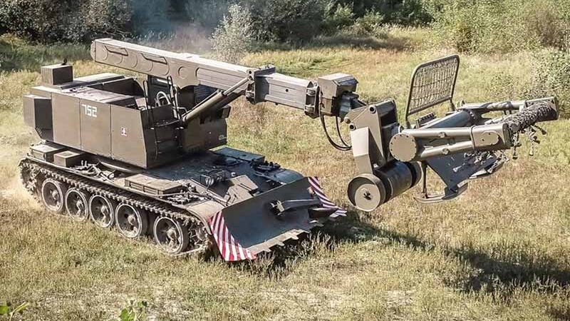Словацька роботизована машина розмінування UOS 155 Belarty II на шасі танка Т-55 зі штучним інтелектом