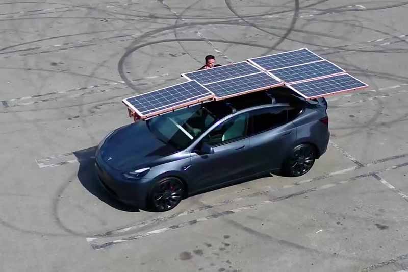 Власник Tesla побудував розсувний сонячний дах на Model Y, щоб збільшити запас ходу