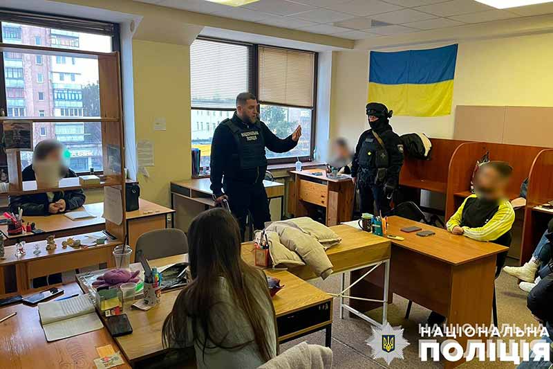 Поліцейські ліквідували злочинну організацію, яка під виглядом благодійної допомоги хворим дітям ошукувала громадян