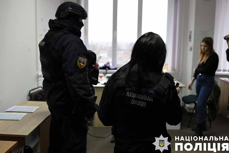 Поліцейські ліквідували злочинну організацію, яка під виглядом благодійної допомоги хворим дітям ошукувала громадян
