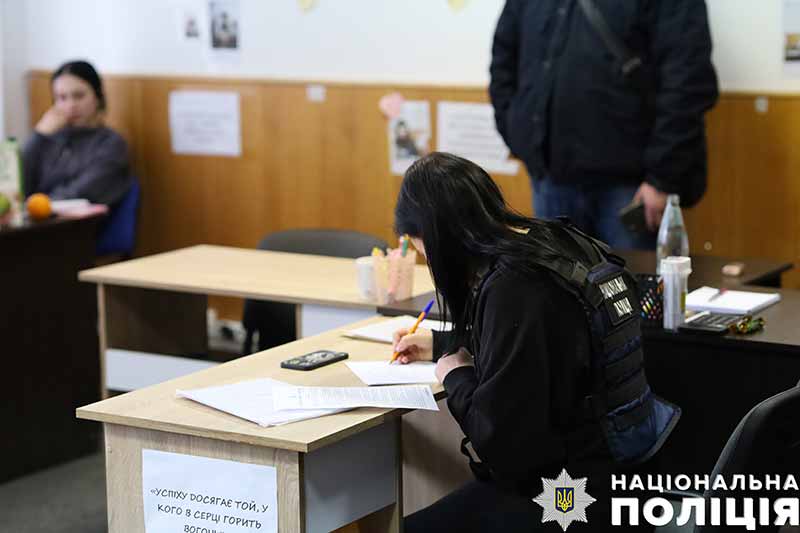 Поліцейські ліквідували злочинну організацію, яка під виглядом благодійної допомоги хворим дітям ошукувала громадян
