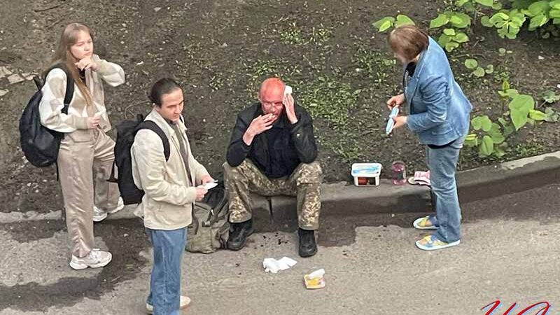 У столиці розбили голову військовому: Військового шпиталізували.