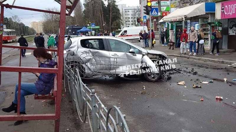 У Києві автомобіль зіткнувся з металевою огорожею та потрапив на зупинку трамваю