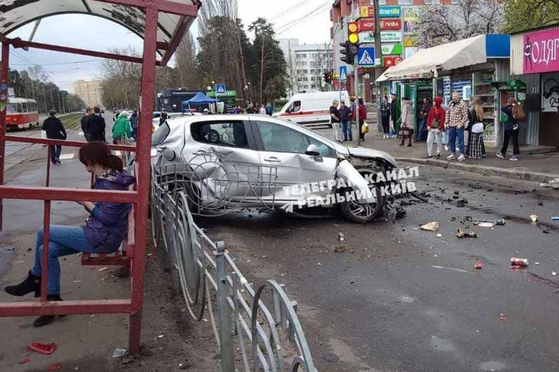 У Києві автомобіль зіткнувся з металевою огорожею та потрапив на зупинку трамваю