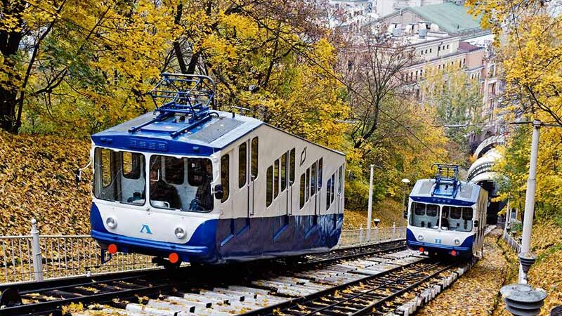 У Києві на фунікулері сталося вбивство. Рух тимчасово призупинено