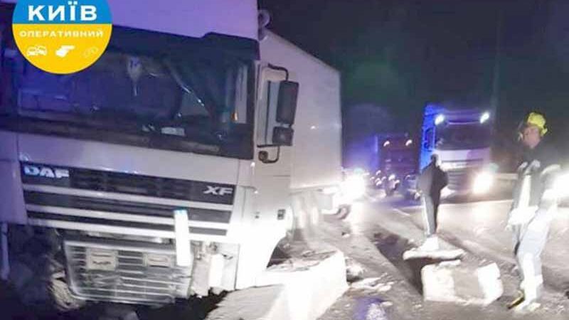На в’їзді до Києва вантажівка на швидкості протаранила бетонні блоки