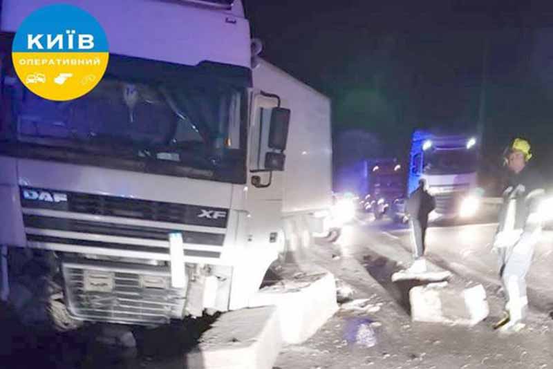 На в’їзді до Києва вантажівка на швидкості протаранила бетонні блоки