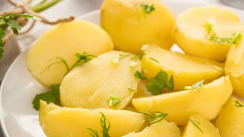 Чому не можна їсти картоплю з хлібом: груба помилка багатьох людей – ось до чого вона призводить
