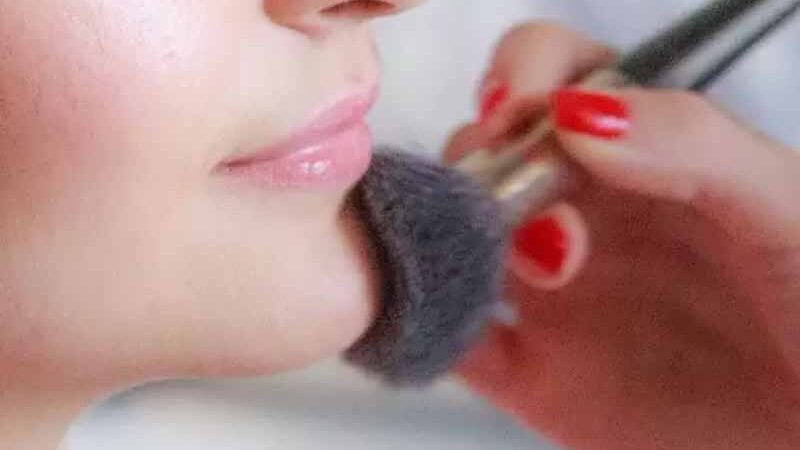 Навіщо потрібно спати на двох подушках: лайфхаки для тих, хто хоче виглядати молодшим