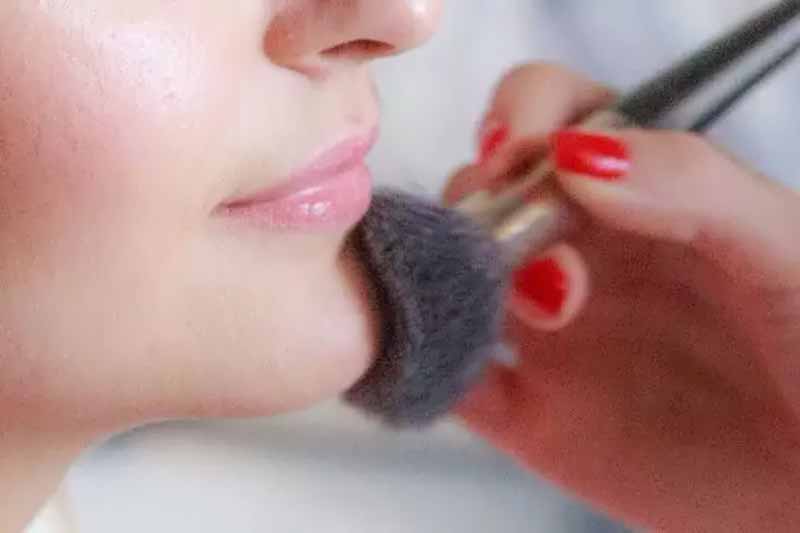 Навіщо потрібно спати на двох подушках: лайфхаки для тих, хто хоче виглядати молодшим