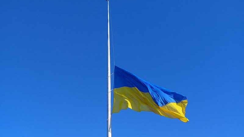 У столиці через негоду приспустили головний прапор України