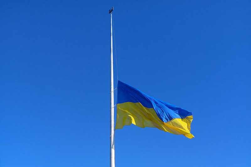 У столиці через негоду приспустили головний прапор України