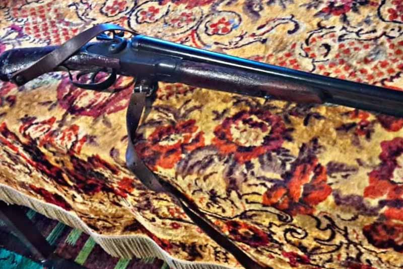 На Київщині чоловік поцілив у дружину, коли намагався розібрати знайдену зброю