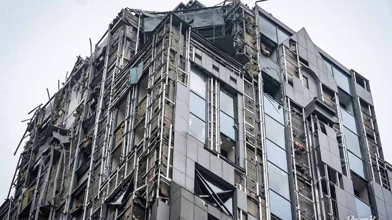 У чотирьох районах Києва впали уламки російських ракет: Вулиця Антоновича після обстрілу (ФОТО)