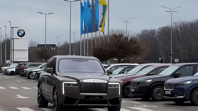 У Києві помітили найдорожчий кросовер Rolls-Royce останнього покоління (ФОТО)