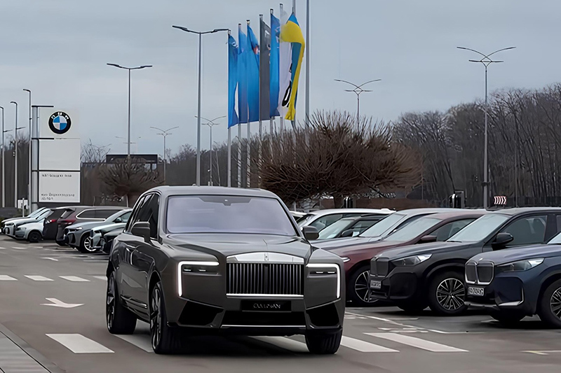 У Києві помітили найдорожчий кросовер Rolls-Royce останнього покоління (ФОТО)