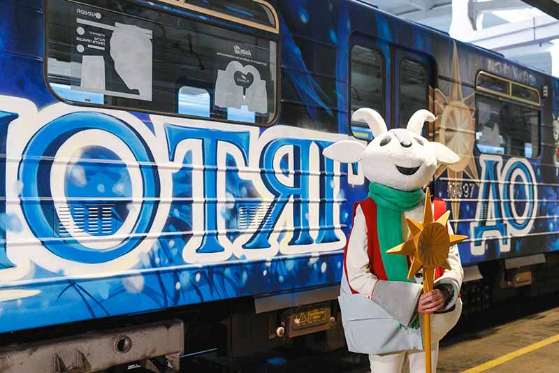 Свято на коліях: у метро Києва курсуватиме різдвяний артпотяг