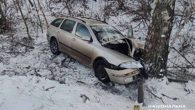 ДТП на Київщині: легковик вилетів з траси у кювет, троє людей у лікарні