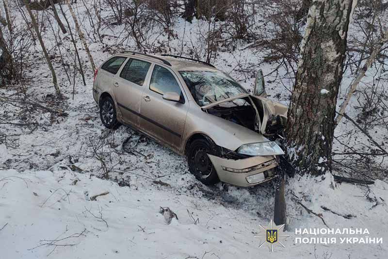 ДТП на Київщині: легковик вилетів з траси у кювет, троє людей у лікарні