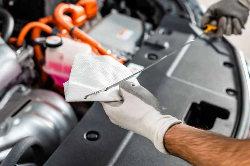 Почему двигатель «ест» масло даже без поломок и какие масла тратятся быстрее