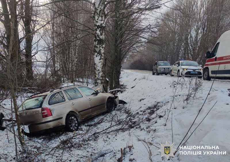 ДТП на Київщині: легковик вилетів з траси у кювет