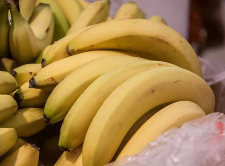 Навіщо розділяти молоко та банан: популярний, але шкідливий коктейль