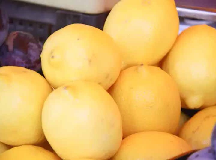 Як правильно їсти лимон: зі шкіркою чи без? Відповідь дієтолога